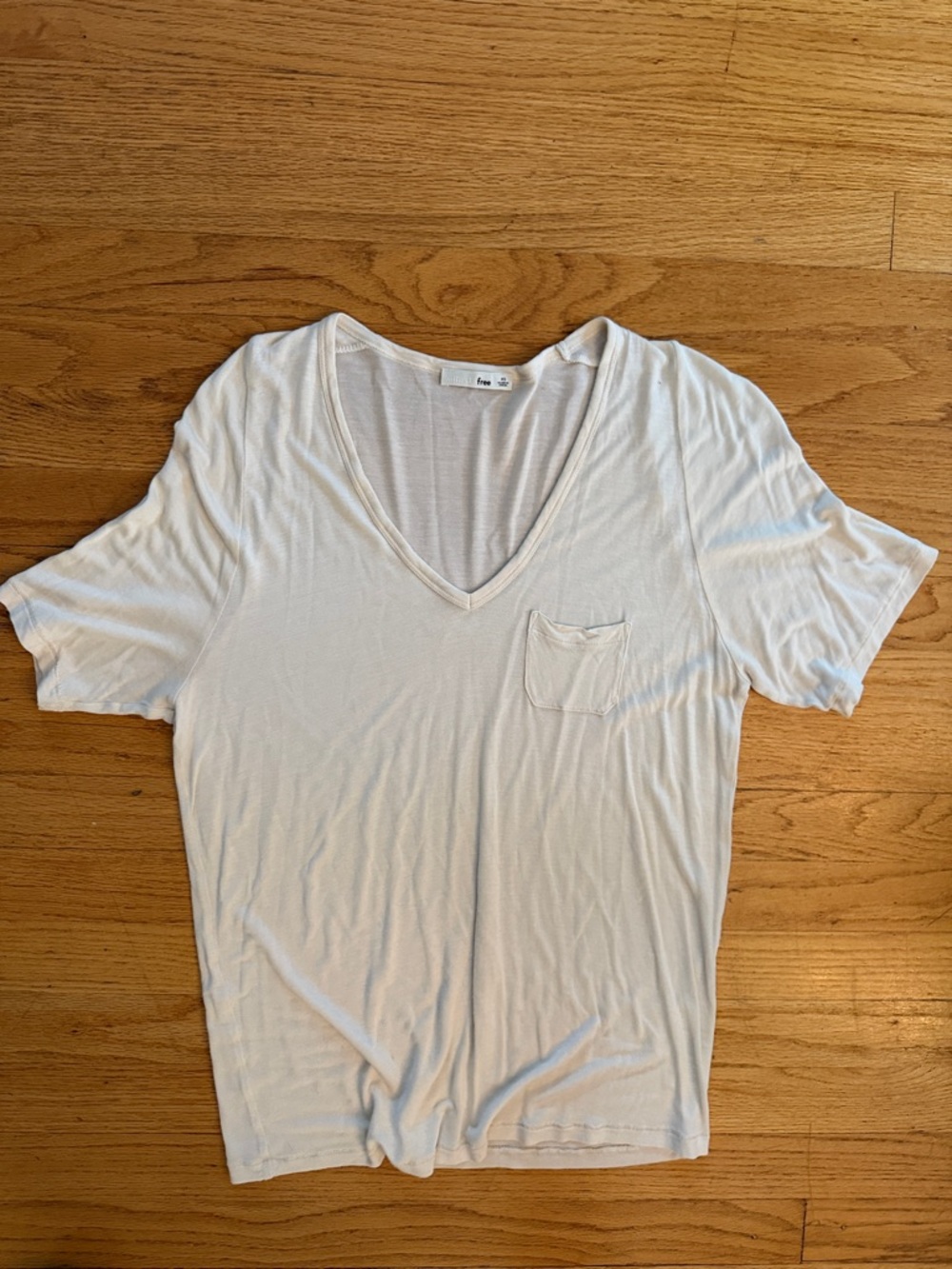 Wilfred White V-Neck Short Sleeve Tee
